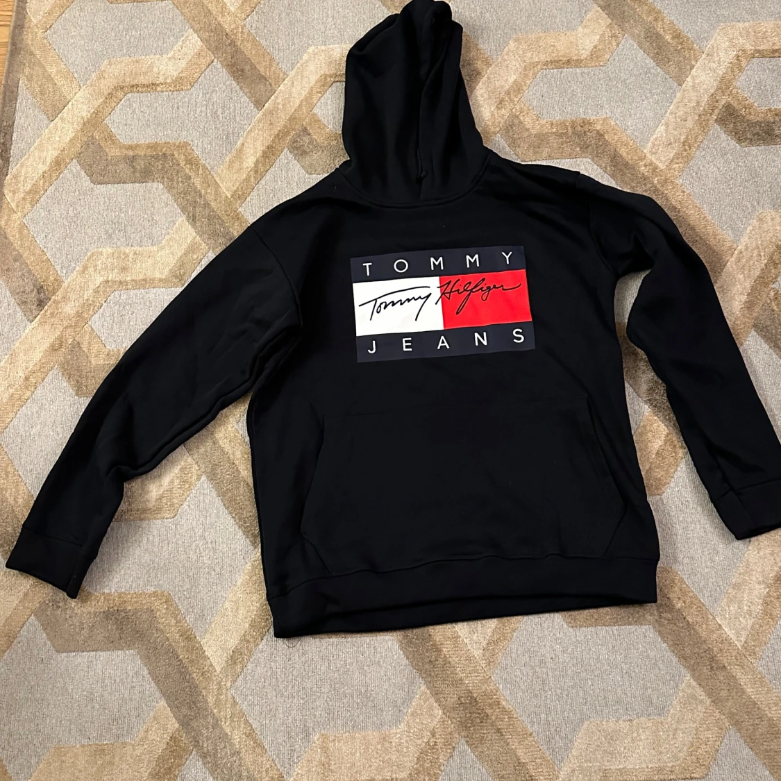 Svart hoodie från Tommy Hilfiger - 2