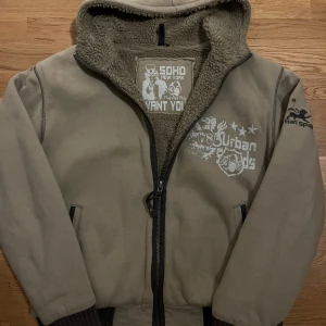 Urban spirit fur kofta - Tja! Säljer nu denna feta ”fur” koftan på grund av att den ej kommer till användning! - Skick: 8/10 Inga defekter - Storlek M - Tveka ej på att skriva vid eventuella frågor!! Mvh Lucas