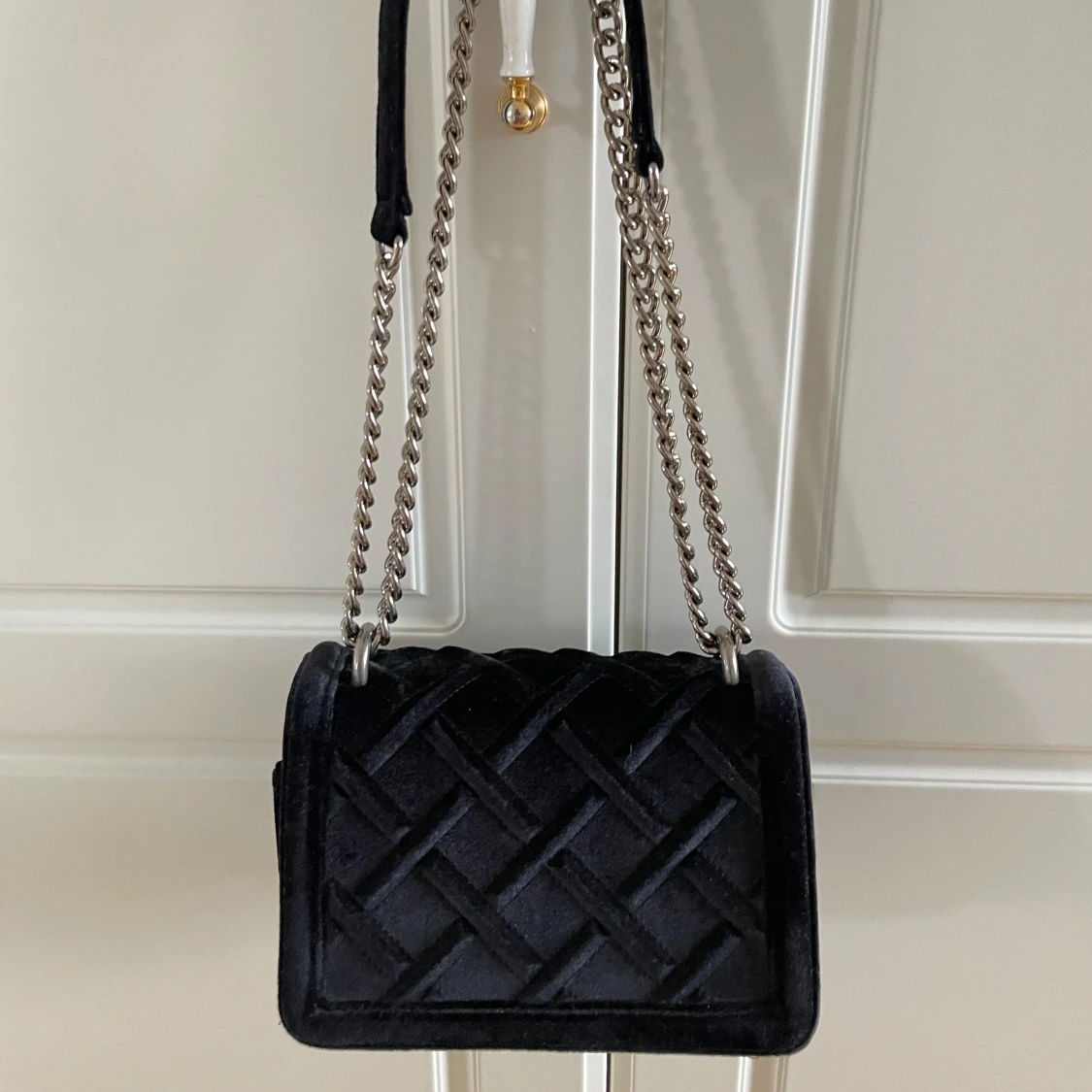 Svart quiltad axelväska med kedja oanvänd  - 3