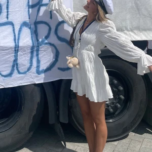 Vit kortklänning med volanger - Superfin studentklänning med volanger i strl 34, men passar allt från XS - M. Skriv för fler bilder🤍