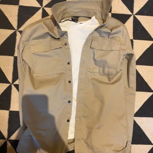 Beige overshirt  - Säljer nu denna sjukt feta overshirt. Övertröjan är gjord av 100% bomull och är perfekt för att skapa den avslappnade och avkopplande stilen👑 Skicka ett meddelande om du har några frågor✌️