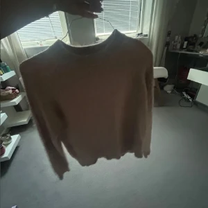 Beige tröja - Säljer en stilren beige tröja med rund hals. Perfekt för en avslappnad look. Tröjan har långa ärmar och är i en neutral färg som passar till det mesta.