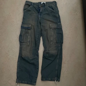 Bdg UO jeans - Mycket bra skick, använd en gång, klippt och bränt ned snören vid anklarna för att dem var rätt långa innan, annars perfekt skick
