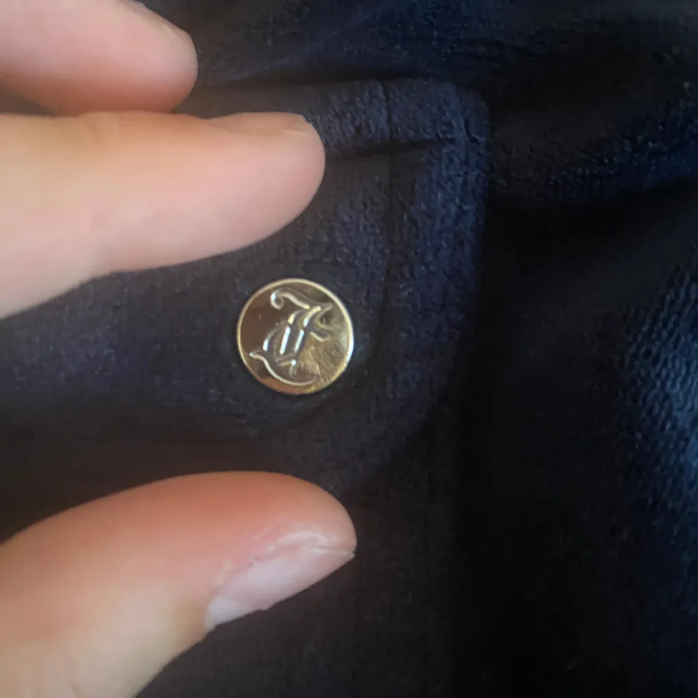Säljer ett par mörkblå mjukisbyxor från Juicy Couture. Använt ett par gånger dom är i bra skick, använder inte längre därför jag säljer . Farkut & Housut.