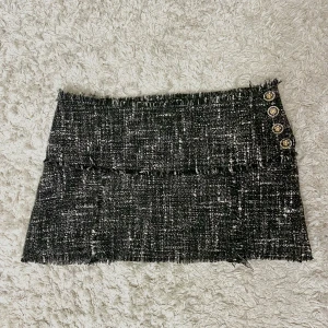 Mini kjol - En vacker kort kjol med fina detaljer, finns även en underkjol! Inga skador och är i bra skick🤍