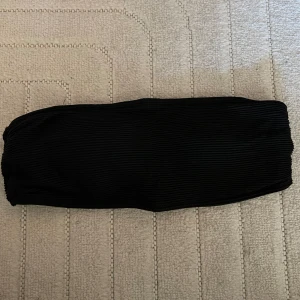 Svart bandeau bikiniöverdel från H&M - Bikini överdel från Nelly Strl 75D  Använd 2 gånger 📷 Säg till om du vill ha fler bilder så fixar jag det.  💸 Vid snabb affär kan ja tänka mig att sänka priset. ✉️ Köparen står för frakten.