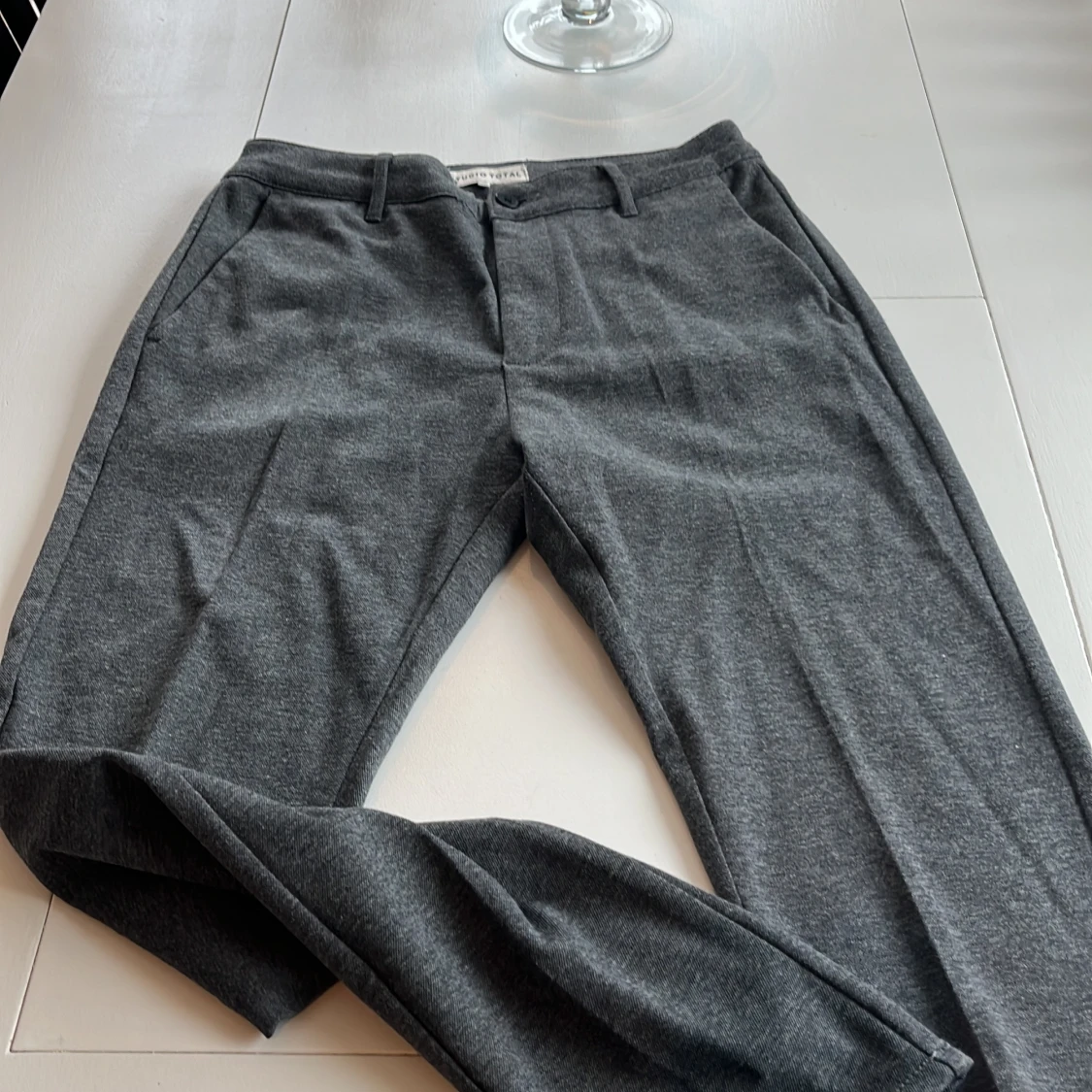 Grå kostymbyxor från Studio Total