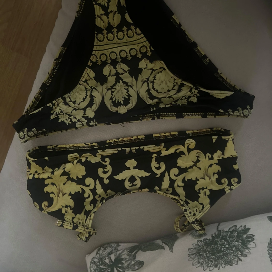 Svart och gul bikini från PrettyLittleThing - 1