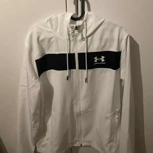 Under armour jacka oanvänd - Säljer helt ny oanvänd Under armour jacka storlek M. Kontakta om du har mer frågor