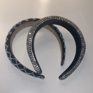 Glittriga diadem med pärlor 200kr - Två eleganta diadem, ett med glittrande stenar och ett med pärlor i ett vackert mönster. Perfekta för att ge en extra touch till din look. Jag säljer 100kr pär styck, och 200kr för båda. När jag köpte dem var de 200kr pär styck❤️💗Säljer på grund av att dem inte kom till nytta💗