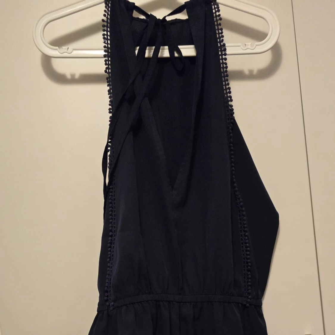 Mörkblå klänning med spetsdetaljer - 1