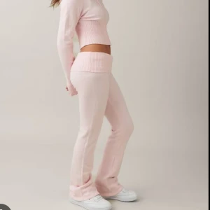 Yoga pants - Ett par söta rosa stickade yoga pants från Gina tricot! Säljer även matchande yoga hood på plick! Kontakta mig för egna bilder / frågor🩷