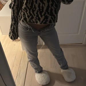 Gråa jeans - Säljer dessa lågmidjade ljusgråa straight jeans då dom är för småa för mig i midjan