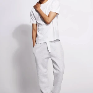 Grå mjukisbyxor med snörning - Säljer ett par bekväma grå mjukisbyxor med snörning i midjan. Helt oanvända