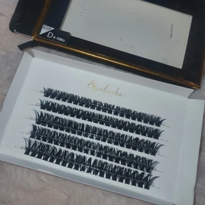 Svarta lösögonfransar i mixlängder - Säljer ett set med svarta D lösögonfransar i olika längder från 9-16mm Perfekta för att skapa en dramatisk look med volym. Kommer i en elegant förpackning med flera rader av fransar.