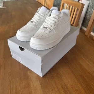 Vita Nike Air Force 1 - Helt oanvända.                                           Säljer eftersom jag köpte fel storlek.           Pris kan sjunka vid snabb affär.