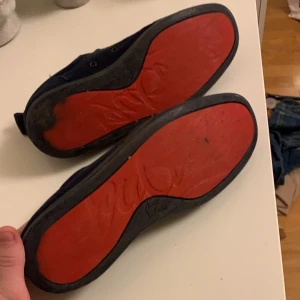 Mörkblå Christian louboutins - Säljer nu mina äkta mörkblåa loubs i relativt dåligt skick men skulle gå att fräscha upp ganska bra med en mocka borsta, som man ser på bild sitter de en lapp på insidan av höger sko som knappast syns när man går osv har box till skorna, dustbag ovs, men bara bild på kvittot. Pris kan diskuteras och kanske även bytas mot något annat skönt plagg👍