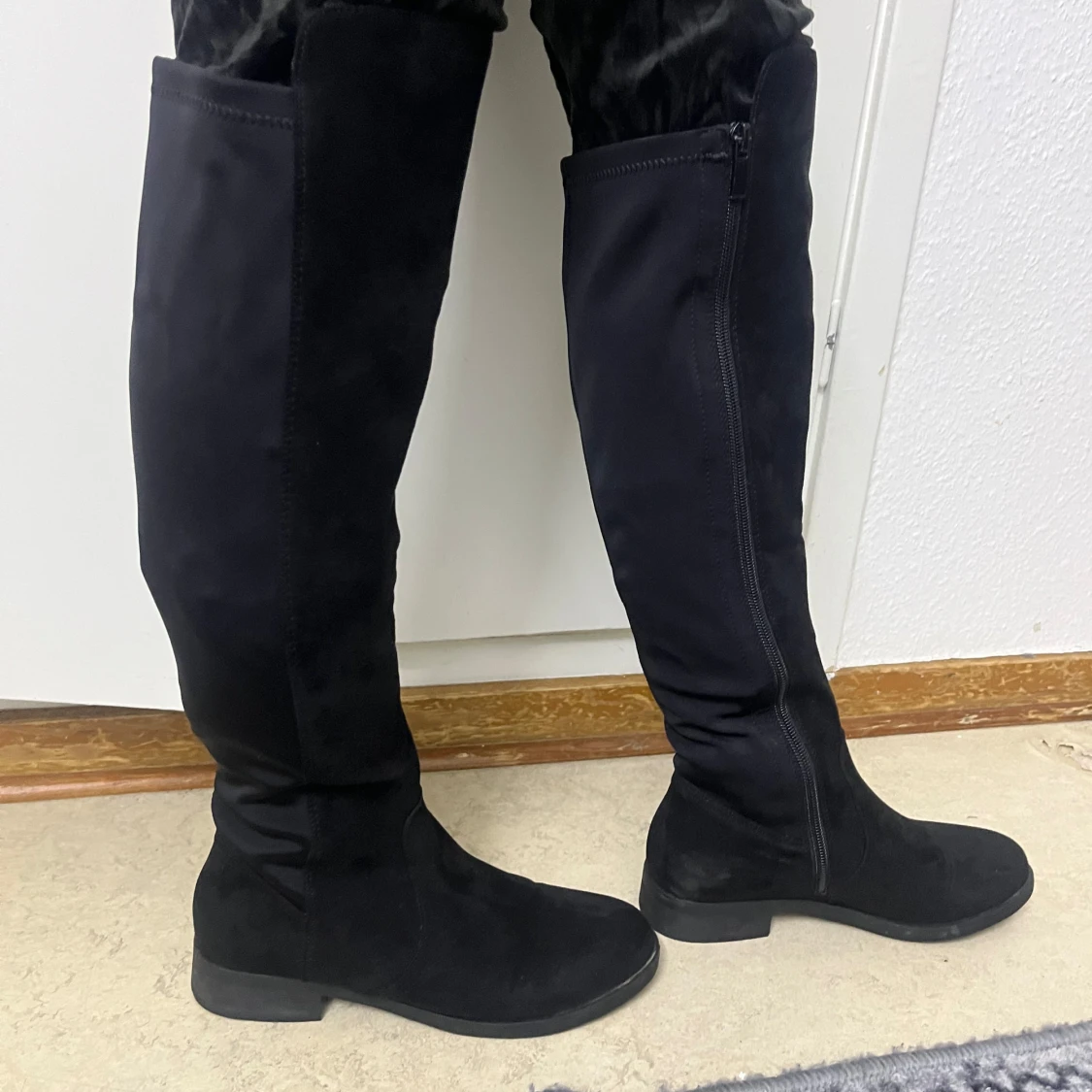 Svarta höga stövlar med dragkedja - 1