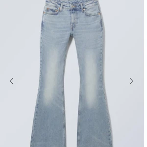 Ljusblå lågmidjade jeans - Snygga blåa lågmidjade jeans från weekday i modellen Flame. Har använts några gånger men annars fina i skick. Nypris är 600kr❤️