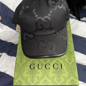 Gucci keps  - Använd 1 gång och är one size säljer för 800 men vid snabb affär kan sänkas till 700-500