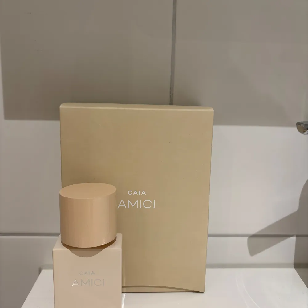 Säljer en elegant parfym från CAIA med namnet Amici. Flaskan är stilren och fyrkantig på 50ml, den är endast testad fåtal gånger. Fattas möjligt vid 2ml max.. Perfume.