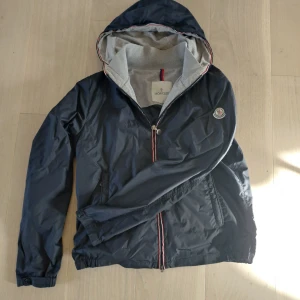 Moncler Urville jacka - Moncler Urville i perfekt skick! Ord pris 9000 Pris 3200. Bara att höra av sig vid någon fundering! Äkthetsbevis finns! Prisk kan alltid diskuteras vid snabb och smidig affär🥂