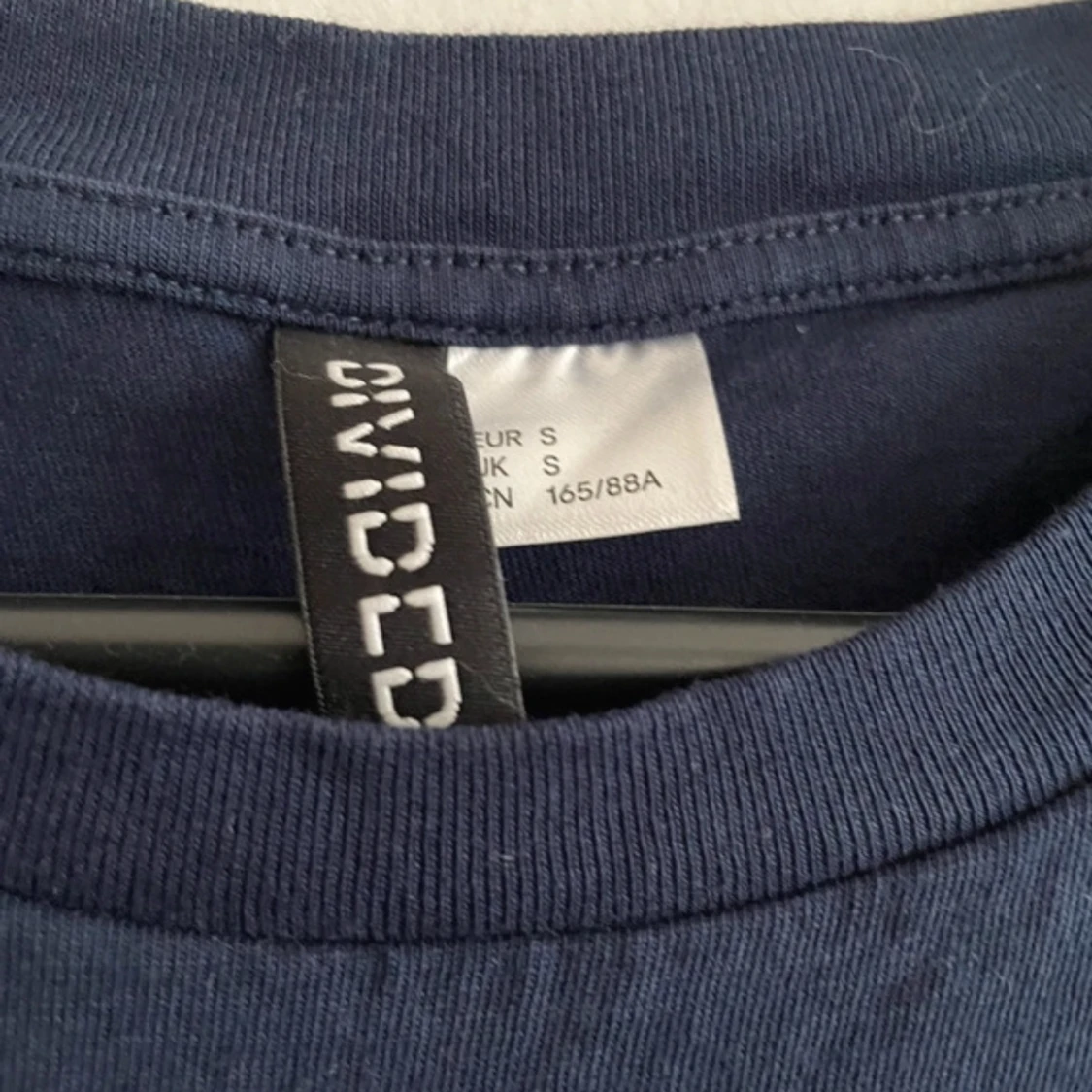 Mörkblå t-shirt från Divided - 1