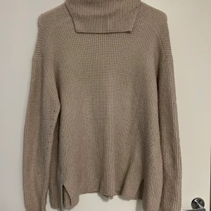 Stickad polotröja - En lite tunnare men mjuk och mysig tröja från Mango. Avslappnad passform och är idealisk för både höst och vinter. 