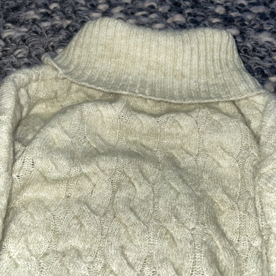 Stickad tröja som är turtle neck  - 2