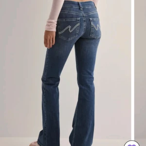 Nelly Low Waist Bootcut Stitch Jeans - Skit snygga jeans från Nelly i färgen Dark blue. Dom är lågmidjade i bootcut/falre modell. Dom är använda en gång, men ser helt nya ut. Ställ frågor om du har några 🤩💕