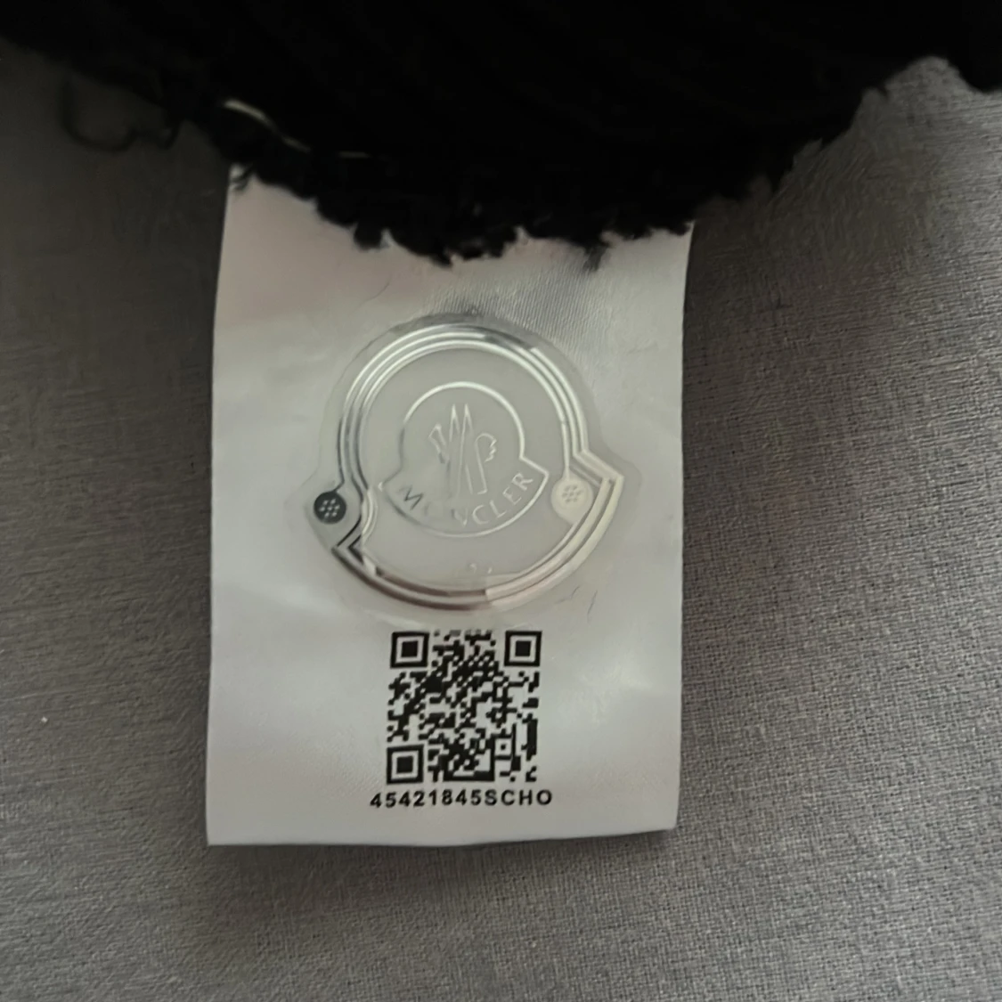 Svart ribbad mössa från Moncler - 2