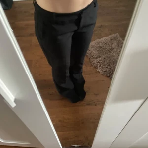 Svarta byxor - Snygga svarta kostymbyxor som inte är använda mycket alls .