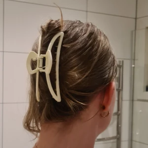 Vit hårklämma - Hårklämma i plast i en av mina favoritmodeller. Jag har samma hårklämma i brunt och rosa men har nästan aldrig andvänt denna vita.