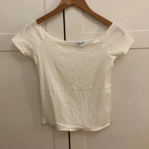 Vit off shoulder topp -  Så söt till vad som helst ❤️Oanvänd!