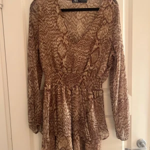 Mönstrad klänning ifrån zara  - Jätte fin klänning ifårn zara, mönstrad!!! Så skön och jätte fin!!!🥹🥹