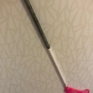  Salming Tourlite Right -  Säljer en Salming Tourlite Right Den är lång 100 cm.  Det är näst intill nytt blad.  Det är Q-1 blad.Har du frågor skriv då