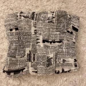  Korsetttopp från Zara  - En skit cool och snygg korsetttop från Zara med tidnings mönster och dragkedja i sidan. Aldrig använd och i super fint skick! 💘