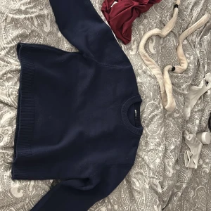 Mörkblå tröja från Gina Tricot - Säljer en stilren mörkblå tröja från Gina Tricot i storlek XS. Tröjan har en klassisk design med rund hals och långa ärmar, perfekt för en avslappnad look. Passar bra till både jeans och kjol. Hör av dig vid intresse! 💙