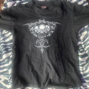 Cool tröja!!🖤🤘 - Vääärldens coolaste topp, köpt på en marknad men använder typ aldrig. Egentligen är det en tröja för barn ( 6-7 år) men passar mig som oftast har S i tröjor💞 Passar nog XXS/Xs oxå! Dm för mer bilder/info💗💗❣️