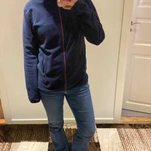 Marinblå kofta - En varm flis kofta som du kan ha när det är kallt ute, eller när du åker i skidbacken. Orange dragkjedja som gör koftan speciell💗