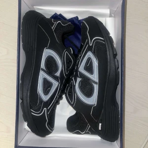 Fräscha Dior B30!! - Snygga svarta sneakers från Dior med vita detaljer och snörning. Använda fåtal gånger, är städade nu! Pris nästan hugget i sten!! Skriv vid minsta lilla intresse. Mvh John💛💛