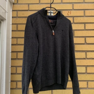 morris tröja - säljer en stilren ny morris tröja i fårgen mörk grå då den var för liten för mig. Tröjan är i M men passar i S. Tröjan är i ny skick, tveka inte på att skriva om du har frågor!