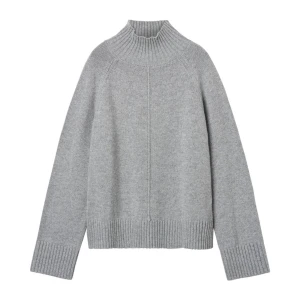 Grå stickad polotröja - Säljer en stilren grå stickad polotröja med ribbade detaljer vid krage, ärmslut och nederkant. Tröjan har långa ärmar och en klassisk design.