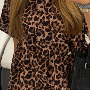 Leopardmönstrad blus - Snygg leopardmönstrad blus med korta ärmar och en lös passform. Skönt och luftigt material så perfekt till lite varmare dagar🤩Skriv vid ev frågor 