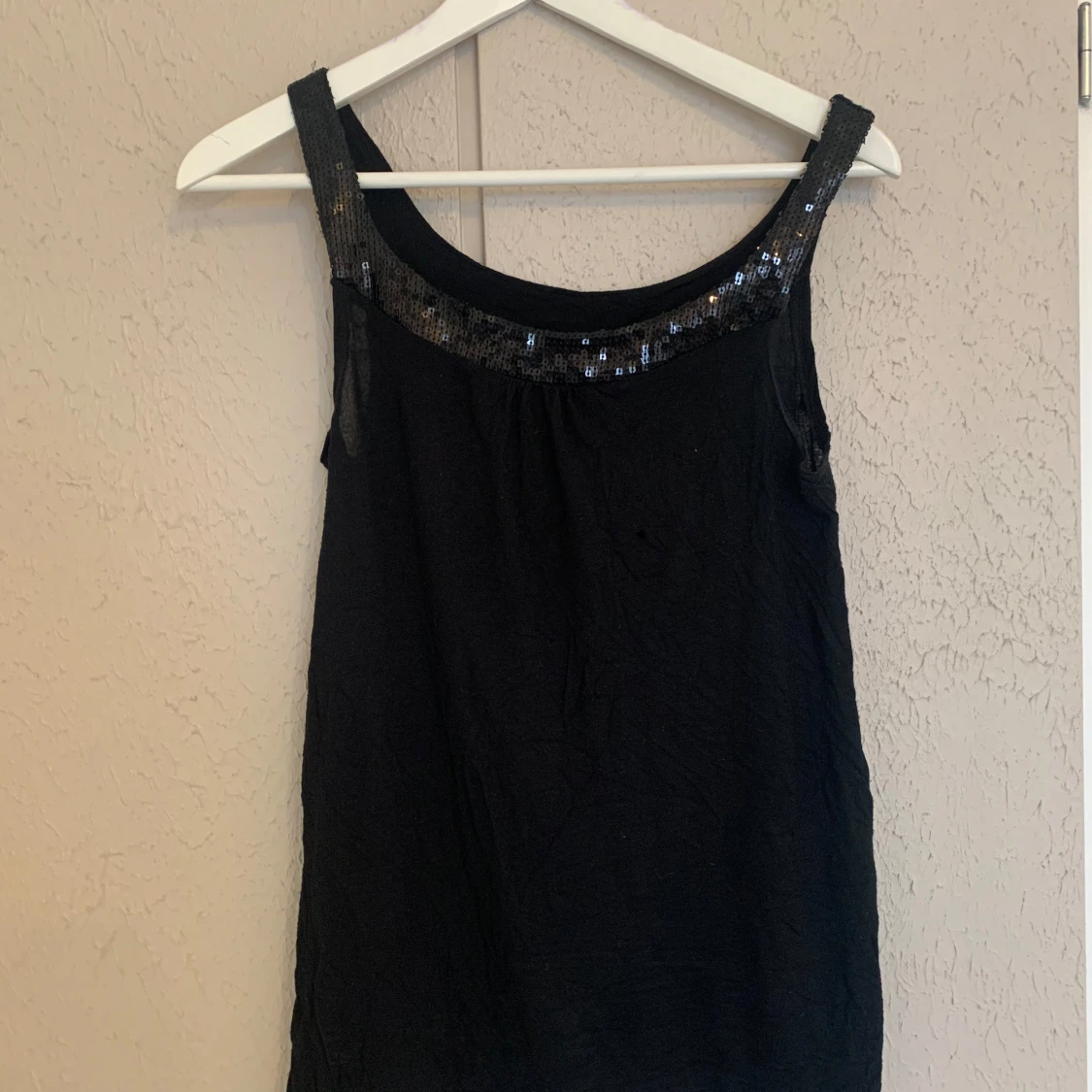 Svart ärmlös topp från Amisu