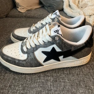Bape Sta Snake skin - Snygga sneakers som är varma o sköna. Storlek 41.5. Priset är lägre då de är använda en vinter/vårsäsong o vill bli av med dem snabbt då de ej används. Märke baktill har försvunnit och minimalt creaseade. Har du frågor så är det bara att ställa 🙌🏻