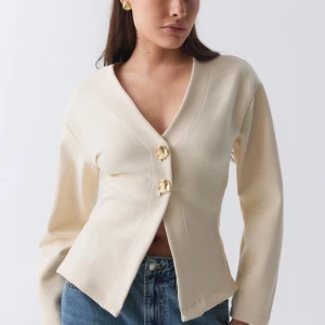 Beige cardigan - Snygg beige cardigan från Gina Tricot. Ny med prislapp, köptes för 499 kr