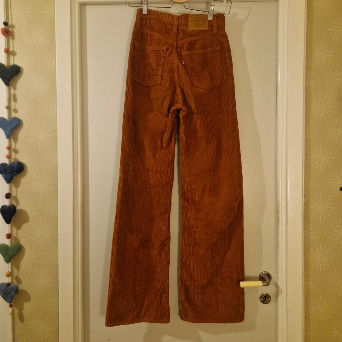 Orangebruna manchesterbyxor från Levi's - 1