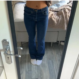 Blå bootcut jeans - Snygga mörkblå bootcutjeans från Zara i strl 36, inget synligt tecken på användning. (Lågmidjade/mellanhöga). (Lånade bilder)💖❣️🥹