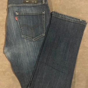 Vintage Levi's straight 504 - Snygga blå Levi's jeans med klassisk femficksdesign och en bekväm passform. De har en diskret tvättad look som får de att se stilrena ut, de e vintage och därmed säljs inte längre så 300 mitt pris o kan alltid diskutera priset